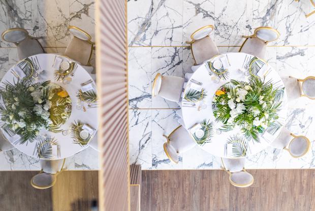 Jakie zasady sadzania gości przy stołach sprawdzają się najlepiej w przestrzeni, jaką dysponuje dom weselny?